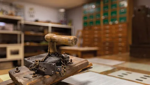 Oude en historische producten en documenten in het ABUS-archief. © ABUS