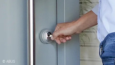 Klein, aber oho - die Schutzrosette RHZS schützt ihren Türzylinder vor dem Herausziehen © ABUS