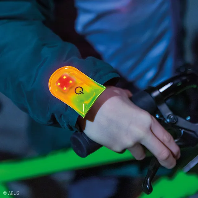 Das praktische LED-Licht können Sie dank Magnet einfach an Ihre Kleidung clipsen © ABUS