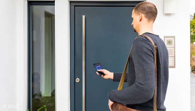 Einfach per App die Tür aufschließen und abschließen – mit dem smarten Türschloss HomeTec Pro Bluetooth® © ABUS