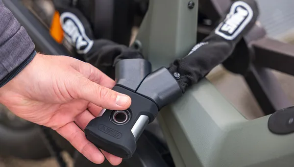 Das Fahrradschloss YARDO 7807F sichert ein Fahrrad und wird mittels Fingerprint geöffnet ©ABUS